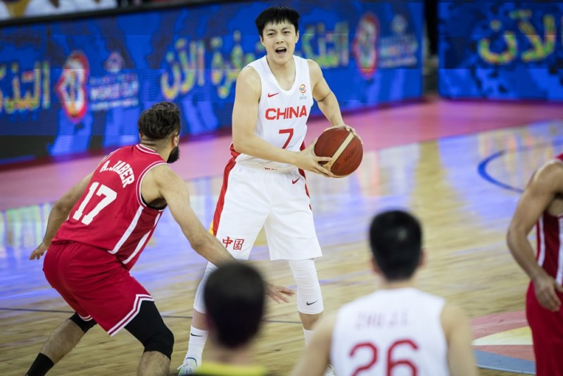 胡明轩全场出战20分钟,投篮6中1,仅得到3分2助攻