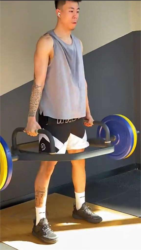 张镇麟妈妈是不是穿7号球衣,张镇麟8号球衣,张镇麟球衣号码,张镇麟签名球衣