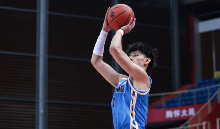 曾凡博点燃队首秀7分8板2帽