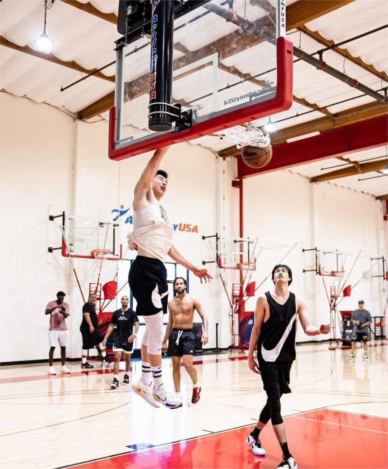 郭昊文晒出与渡边雄太同场竞技照:继续努力p:true,slid:137032903587172,queryid:&q