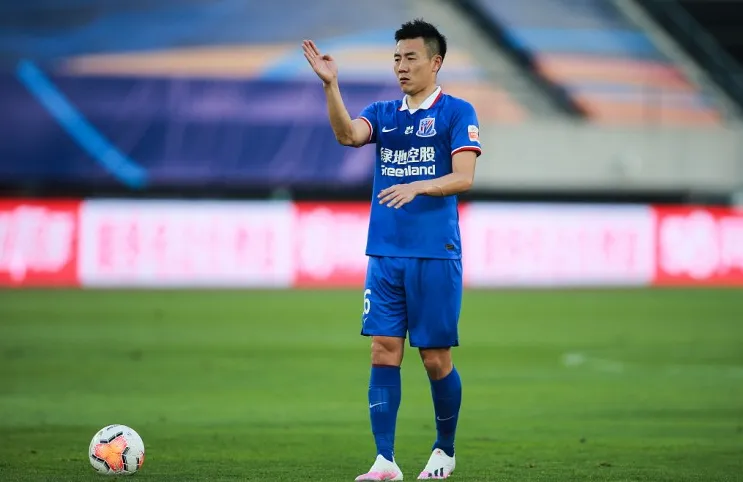 帽子戏法!秦升本赛季在替补席吃到3张黄牌,超越出场次数